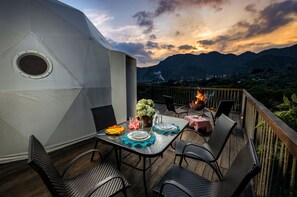 豪華別墅, 陽台, 山景 | 房內用餐區