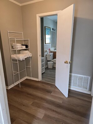 Handdukar, tvål och toalettpapper