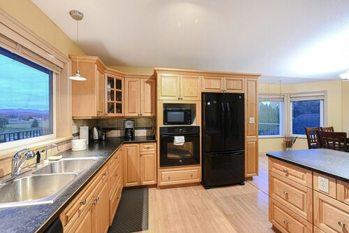 Fort Wine Burrow: Entire Private Estate Home