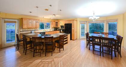 Fort Wine Burrow: Entire Private Estate Home