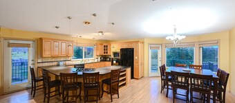 Fort Wine Burrow: Entire Private Estate Home