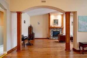 Interior - Fort Wine Manor: Entire Private Estate Home (Langley Township)