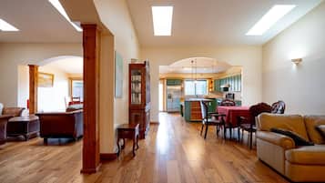 Smart-tv, een open haard en boeken