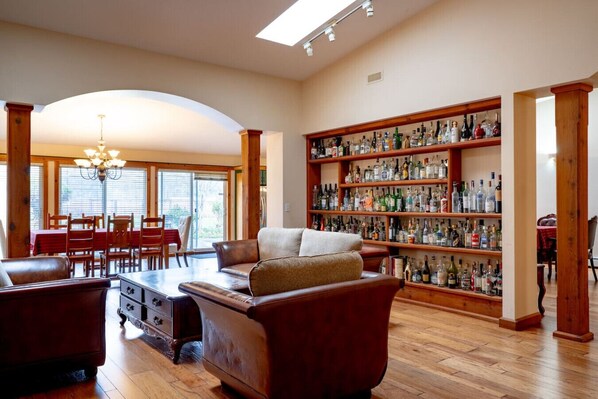 Interior - Fort Wine Manor: Entire Private Estate Home (Langley Township)