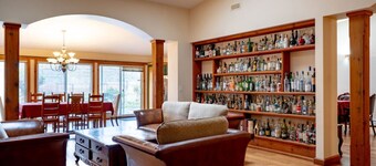 Fort Wine Manor: Entire Private Estate Home