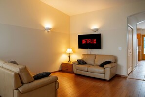 Smart TV, fireplace, books - Fort Wine Manor: Entire Private Estate Home (Langley Township)