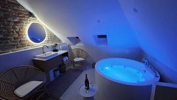 Ducha, bañera de hidromasaje, secador de pelo, toallas