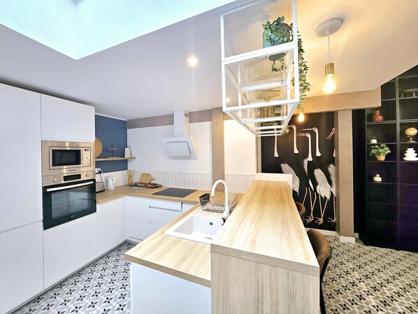 Fridge, microwave, oven, stovetop