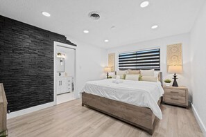 5 chambres, bureau, fer et planche à repasser, lit parapluie