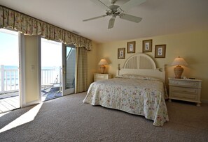 7 bedrooms, free WiFi, bed sheets - Spacious 7 BR, 7.5 BA oceanfront house with screened porch and hammock = RELAX (Pawleys Island)