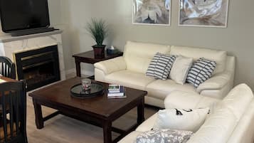 Una Smart TV, una chimenea