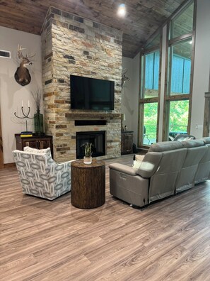 Smart TV, chimenea, estéreo