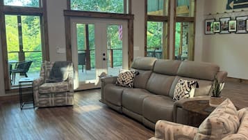Smart TV, fireplace, stereo