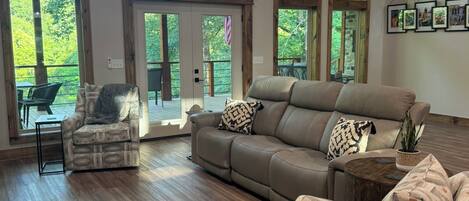 Smart-TV, Kamin, Stereoanlage