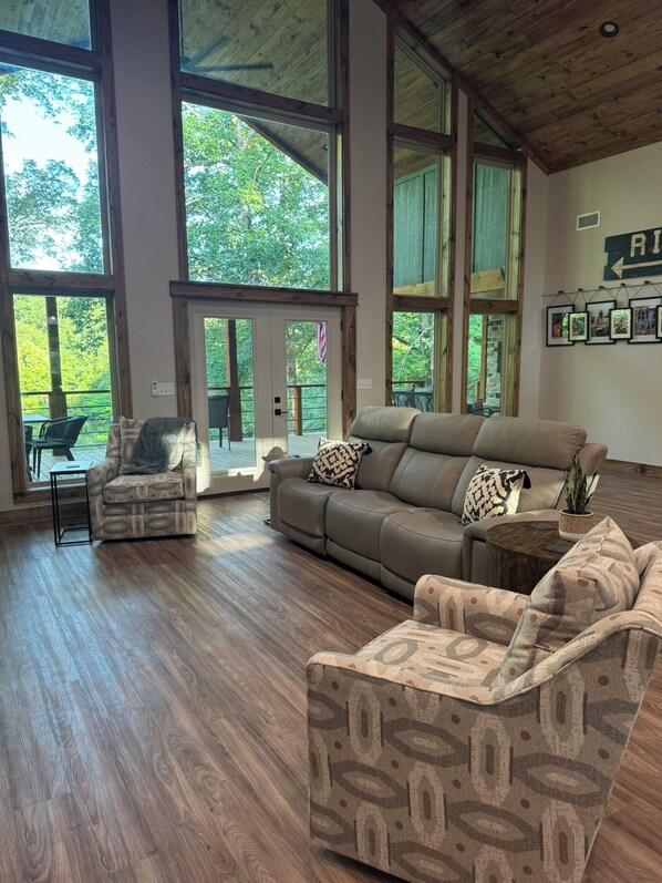 Smart TV, fireplace, stereo