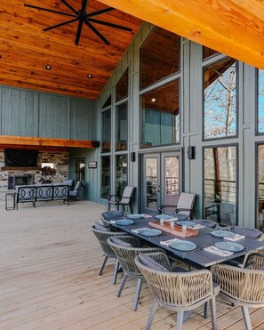 Outdoor dining - Little Missouri Riverfront Lodge near Swaha Marina and Diamond Mine (Murfreesboro)