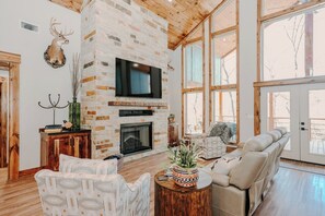 Smart TV, fireplace, stereo - Little Missouri Riverfront Lodge near Swaha Marina and Diamond Mine (Murfreesboro)