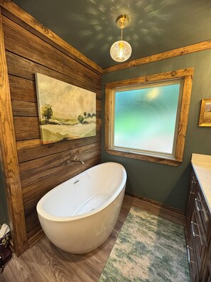 Shower, hair dryer, towels, soap - NEW Diamond in the Rough Riverfront Retreat on the Little Missouri River (Murfreesboro)