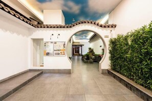 A corridor with a tiled floor, a decorative ceiling, and a wall-mounted display case. - No.1 Boutique Hotel (Changshu Qinhu Branch) (Changshu)