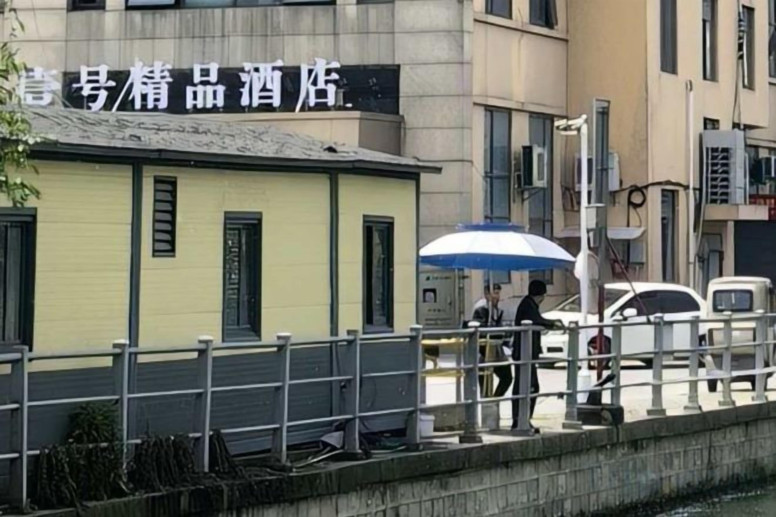 A building with a sign that reads 'Hotel/Restaurant' in a foreign language.
