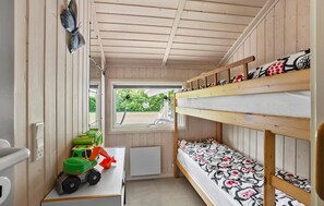 4 bedrooms, travel crib, free WiFi - Awesome home in Rudkøbing with sauna (Rudkøbing)