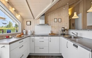 Kühlschrank, Geschirrspüler, Wasserkocher mit Kaffee-/Teezubehör