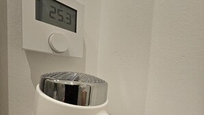 A white Valera electric toothbrush with a digital display above it. - Aparthotel Rahl (Hamburg)