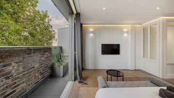 5 bedrooms, desk, iron/ironing board, free WiFi