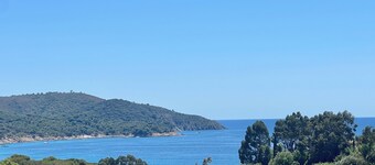 Apartment for 4–5 people with ocean view—Gigaro Beach within walking distance—La Croix-Valmer—Swimming pool