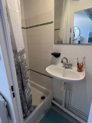 Regadera, secadora de cabello, toallas, papel de baño