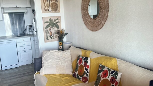A cozy living area with a sofa, a coffee table, and a kitchen in the background. - 4/6 person apartment with sea view- Gigaro beach within walking distance- La Croix-Valmer-Pool (La Croix-Valmer)