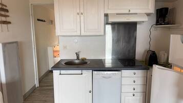 Micro-ondes, plaque de cuisson, lave-vaisselle