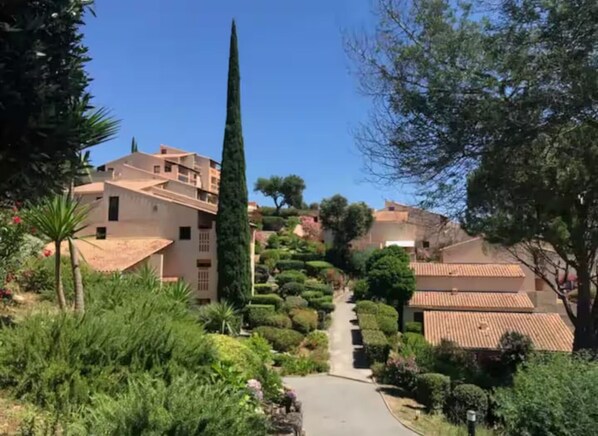 A residential area with a pathway leading to a building with multiple balconies. - Apartment for 4–5 people with ocean view—Gigaro Beach within walking distance—La Croix-Valmer—Swimming pool (La Croix-Valmer)
