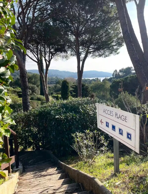 A sign for 'Accès Plage' with symbols indicating facilities like parking and a picnic area. - 4/6 person apartment with sea view- Gigaro beach within walking distance- La Croix-Valmer-Pool (La Croix-Valmer)