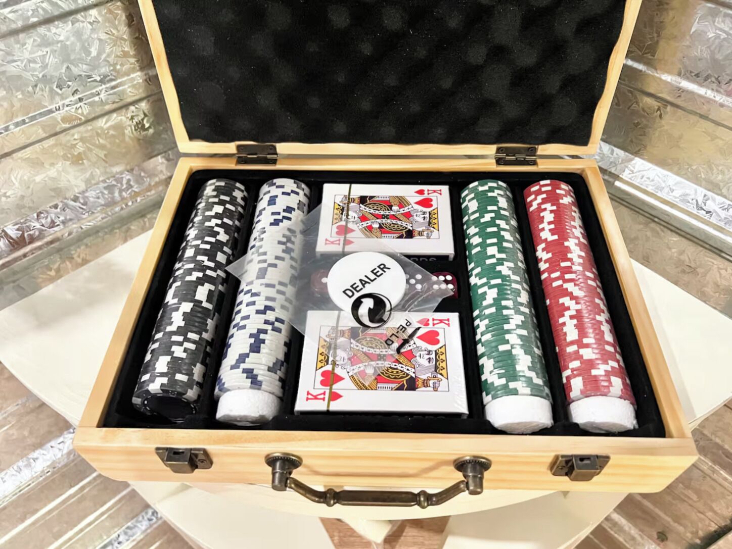 Eine Holzkiste mit Pokerchips und Spielkarten.