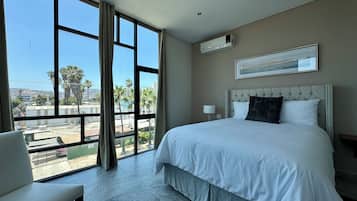 Superior Suite, 2 Bedrooms | Seterika/papan seterika, Wi-fi percuma
