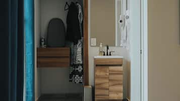 Deluxe Suite | Iron/ironing board, free WiFi