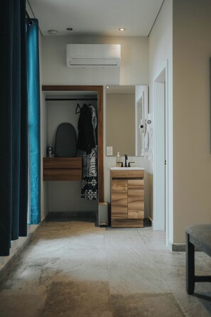 Deluxe Suite | Iron/ironing board, free WiFi