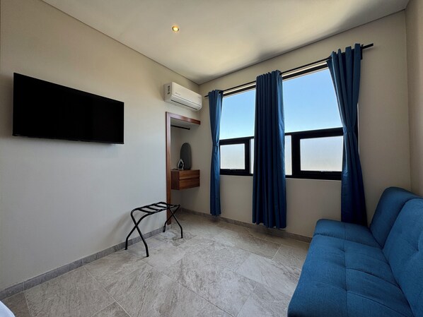 Superior Suite, 1 King Bed | City view