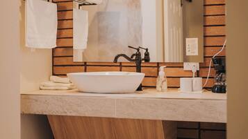 Superior suite, 1 kingsize bed | Badkamer | Een douche, een haardroger, handdoeken, zeep