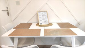 A white table with a placemat, a placemat holder, and a placemat with a welcome message. - CinéLux - Private Experience [Full accomodation] [Full accomodation (Algrange)