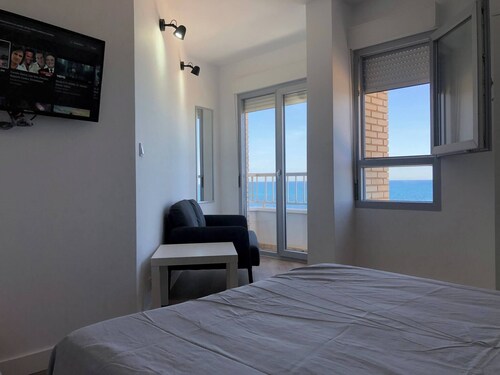 Room-oceanfront Retreat in Torrevieja wi