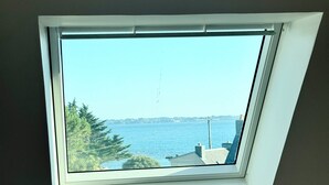 Un velux con vista sul mare e sulla costa.