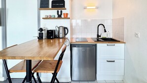 Kaffetrakter/tekoker, kjøleskap, mikrobølgeovn og ovn