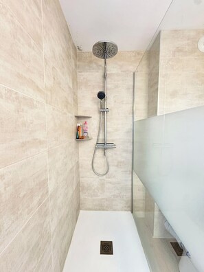 Douche, sèche-cheveux