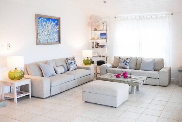 Téléviseur, livres, chaîne audio