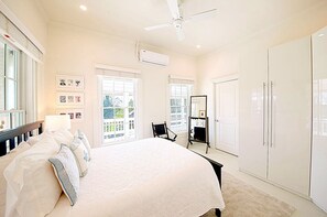 4 chambres, bureau, fer et planche à repasser, lit parapluie