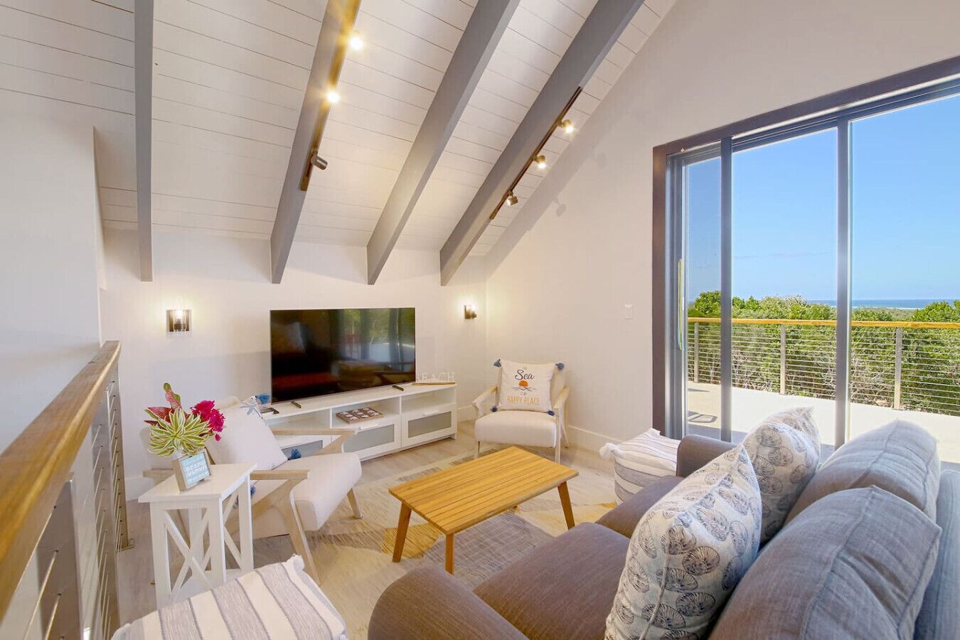 Smart-TV, bøker og stereoanlegg