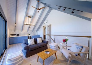 Smart TV, books, stereo