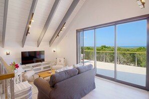 Smart-TV, bøker og stereoanlegg